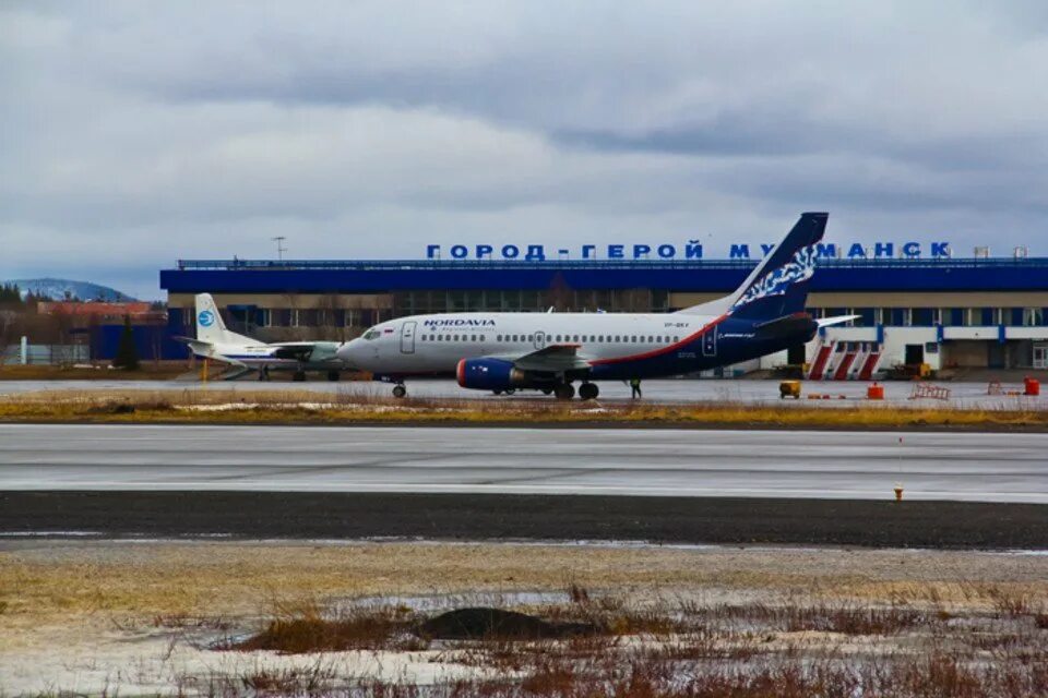 Аэропорт мурманск санкт петербург. Аэропорт мурманск самолеты. Аэропорт мурманск самолеты. Новый аэропорт мурманск. Аэропорт мурманск зимой ночью.