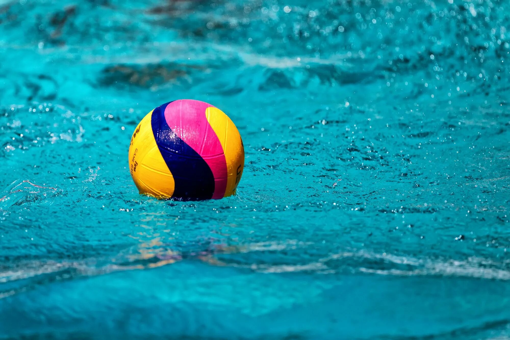 Водный волейбол. Мячик для водного поло. Водное поло поле. Водное поло игра. Поло мяч в бассейне.