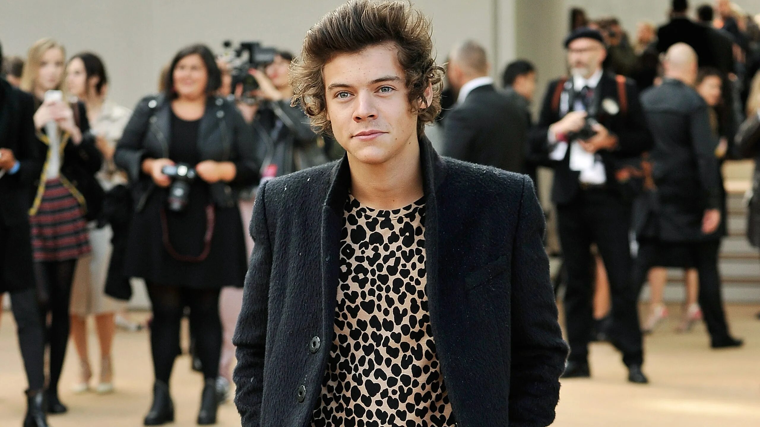 Harry styles слушать. Гарри стайлс стиль. One direction гарри стайлс. Гарри стайлс в 20. Harry styles слушать.