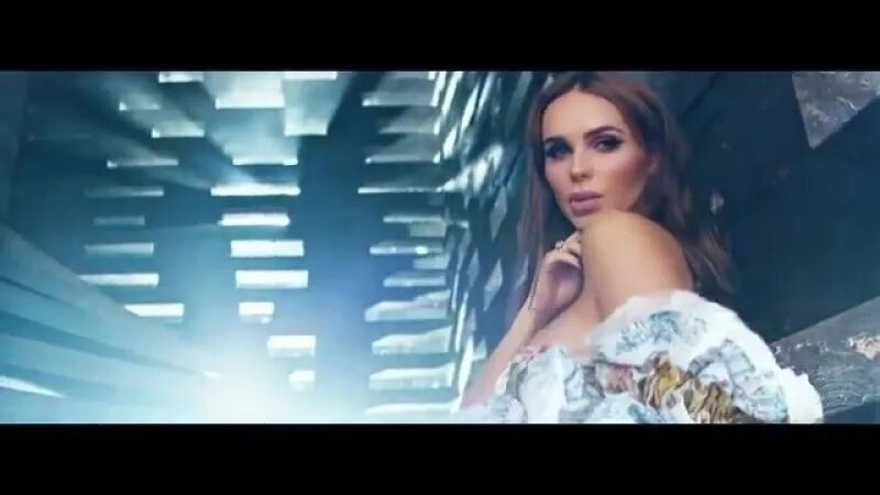 Dj zhdamiroff - when i come around. Поцелуй ханна. Ханна целуемся клип. Ханна французский поцелуй. Поцелуй ханна.