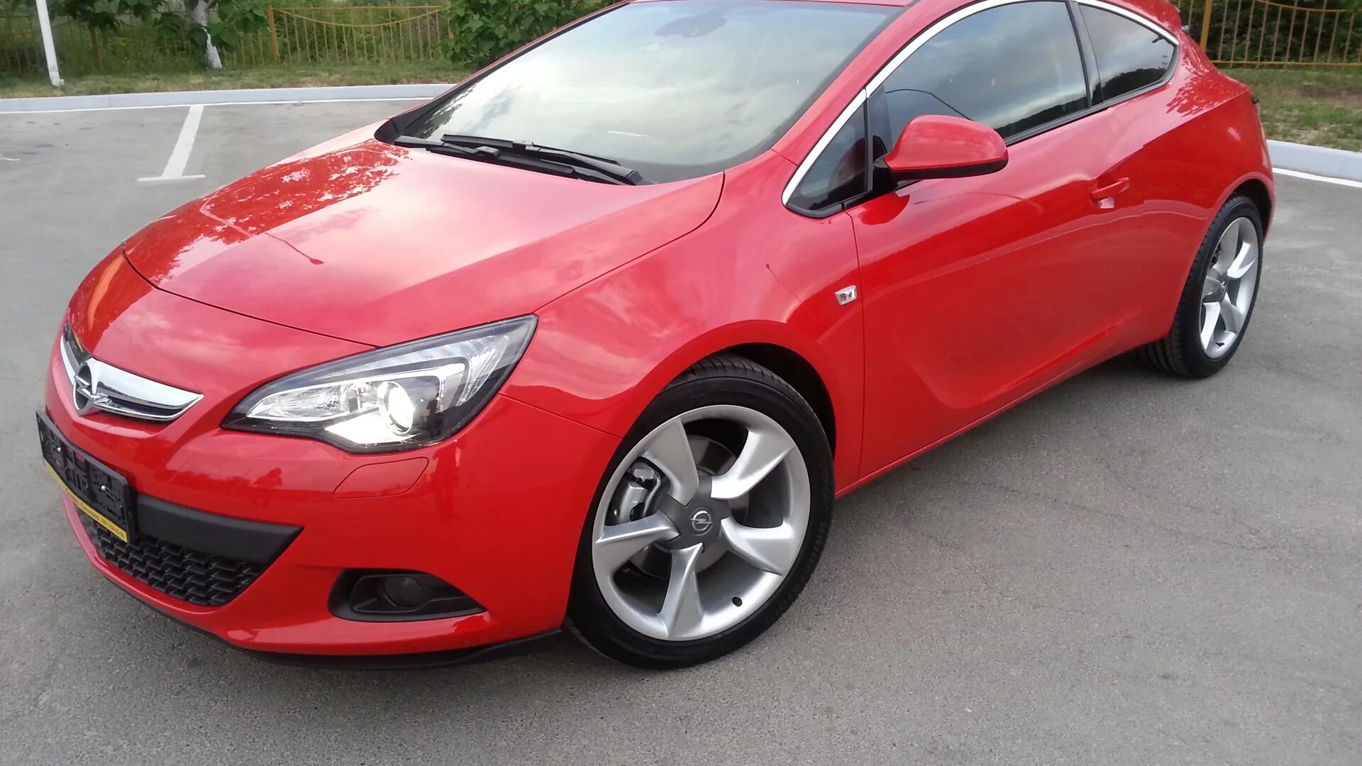 Red astra. Opel astra gtc красная. opel astra j gtc красная. opel astra gtc 2011.