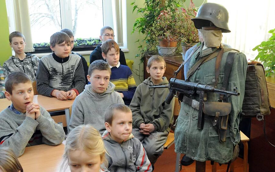 Школьники нацисты. Школа фашистов. Украинские дети в военной форме. Патриотические уроки в школе.