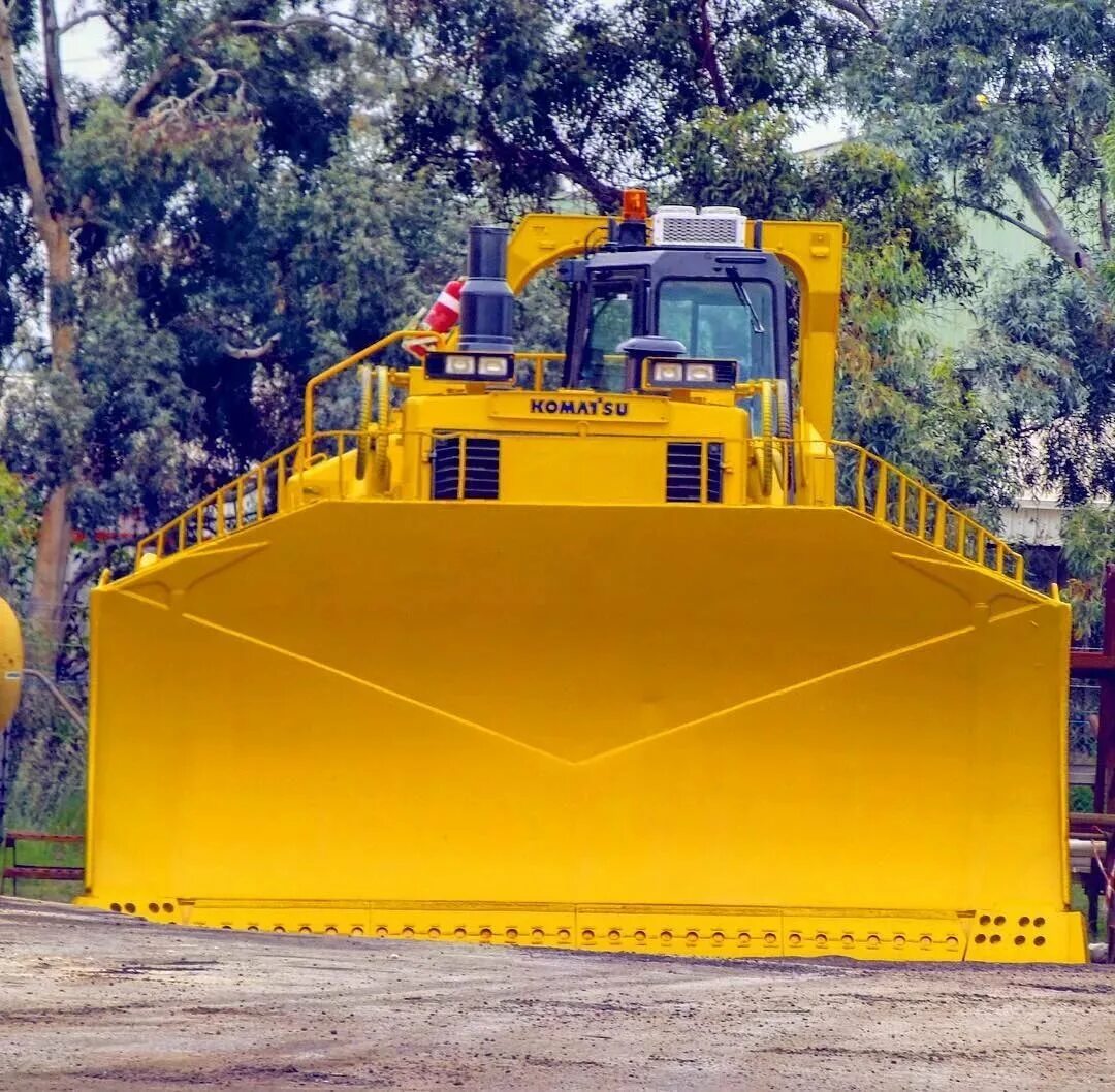 Бульдозер komatsu d575a-3 sd. Катерпиллер бульдозер. Карьерный бульдозер комацу. Бульдозер komatsu 575. Самый большой катерпиллер бульдозер в мире.