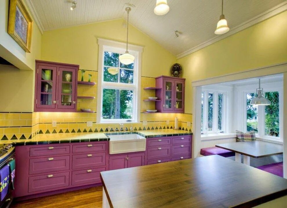 Какие цвета сочетаются на кухне. Яркий интерьер кухни. Интерьер кухни яркого цвета. Кухня в ярких тонах. Фиолетовая кухня в интерьере.