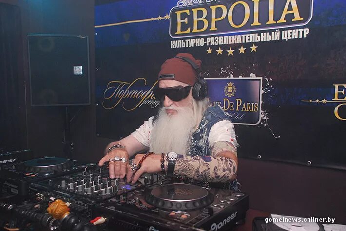 дед диджей. дед диджей. диджей дед. старый диджей. старый дед диджей.