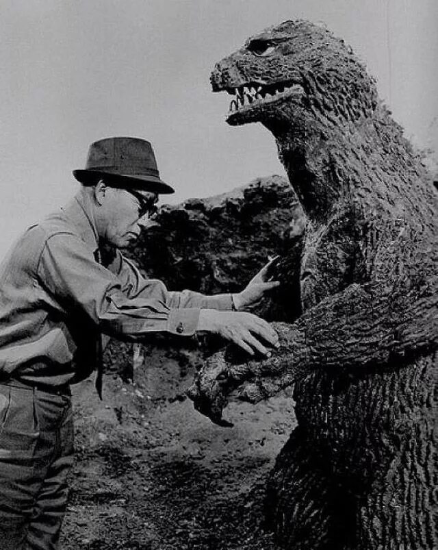 Геологи помогают годзилле спрятаться. Neca godzilla 1954. Годзилла 1954. Геологи помогают годзилле спрятаться. Годзилла 1954 костюм.