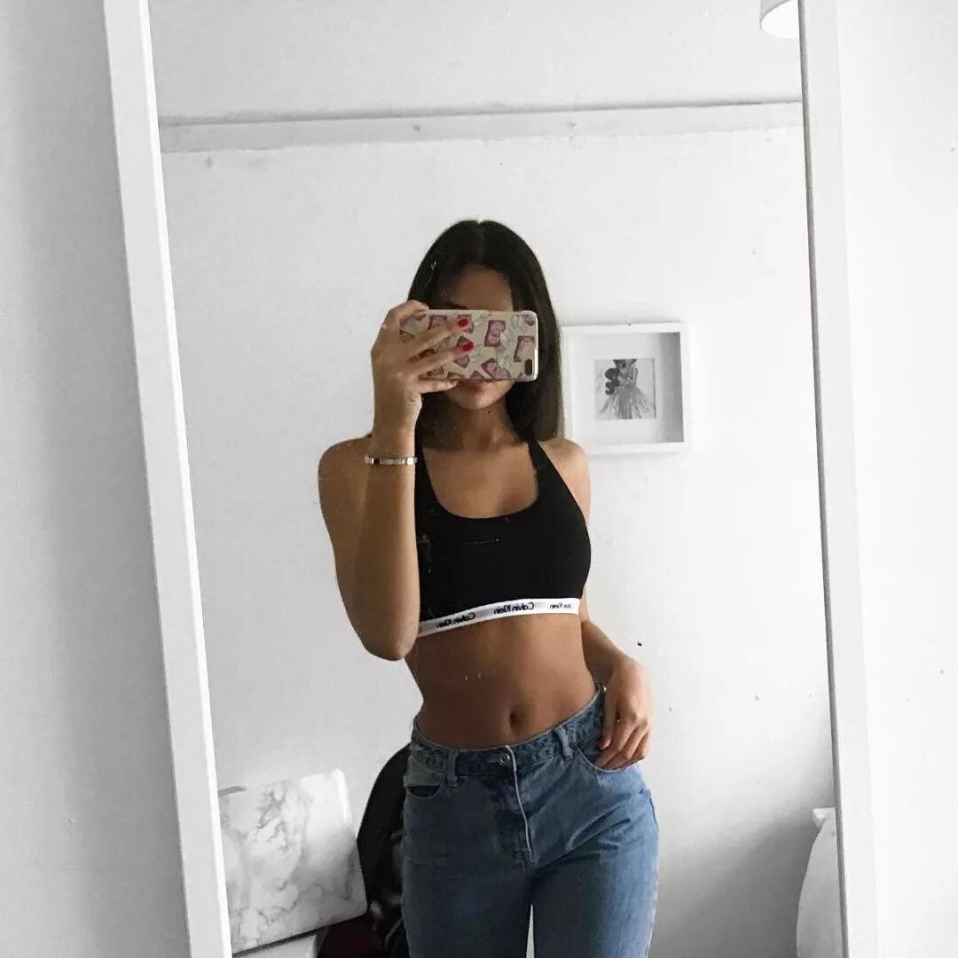 Девочка возле зеркала. Селфи перед зеркалом. Красивые позы перед зеркалом. Позы для фото в зеркале. Позы для фотосессии перед зеркалом.