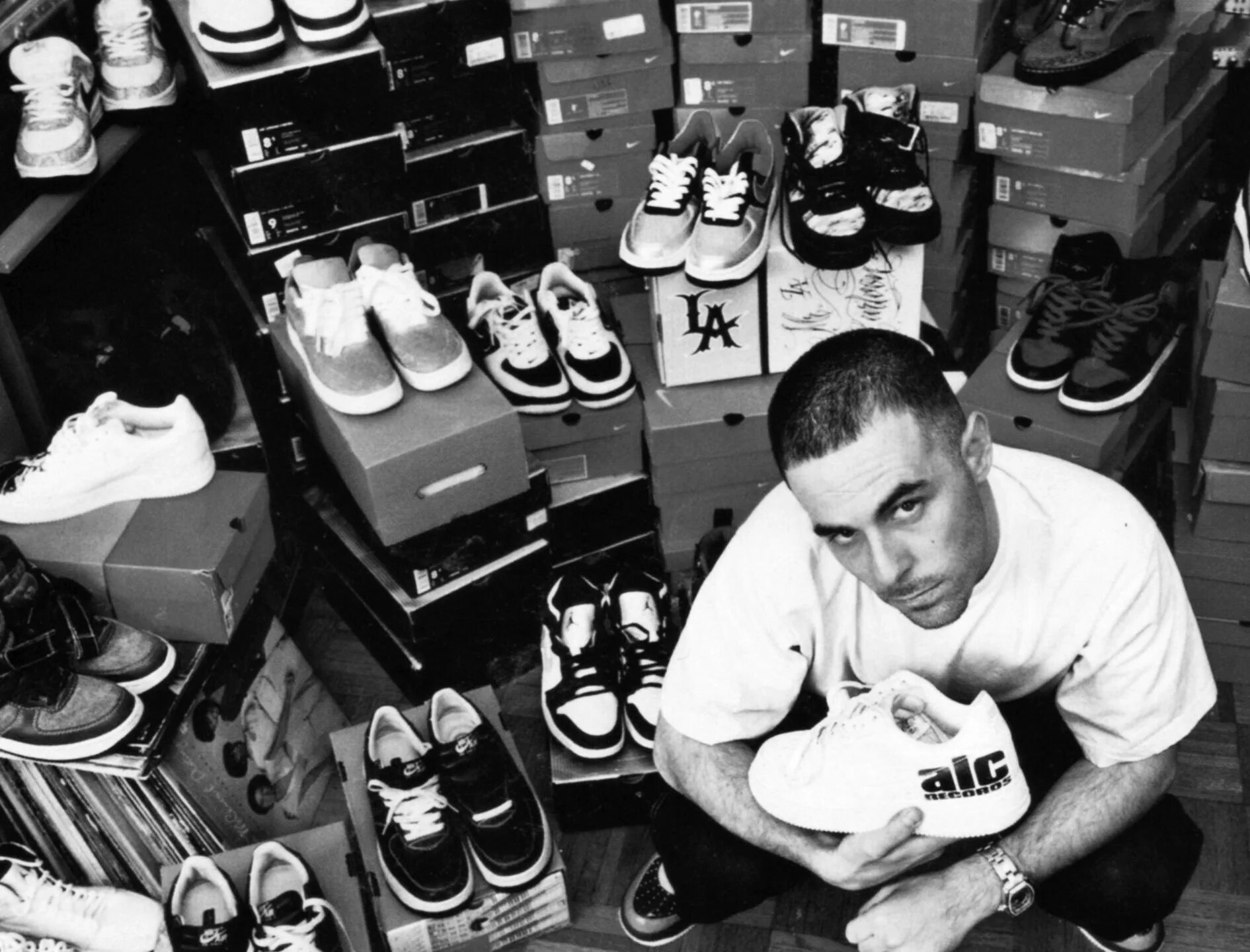 Алхимиков рэпер. Coelho paulo "the alchemist". Coelho paulo "the alchemist". Сантьяго алхимик. Alchemist the фото.