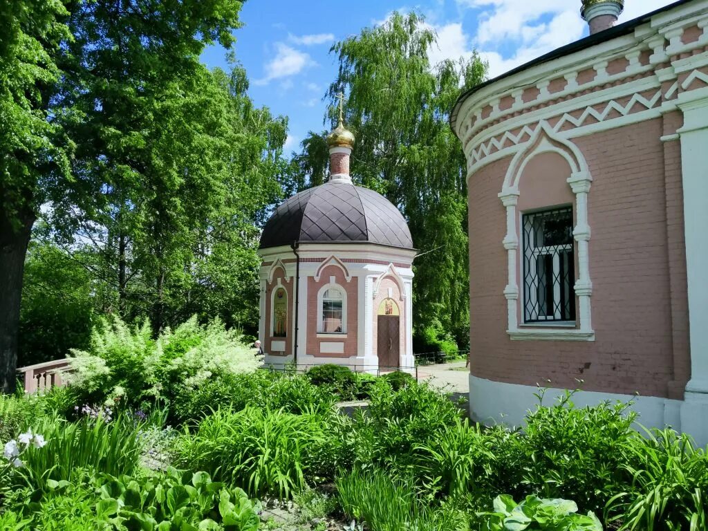 Д захарьино. Усадьба знаменское-захарьино в южном бутово. усыпальница захарьиных в куркино. храм в захарьино.