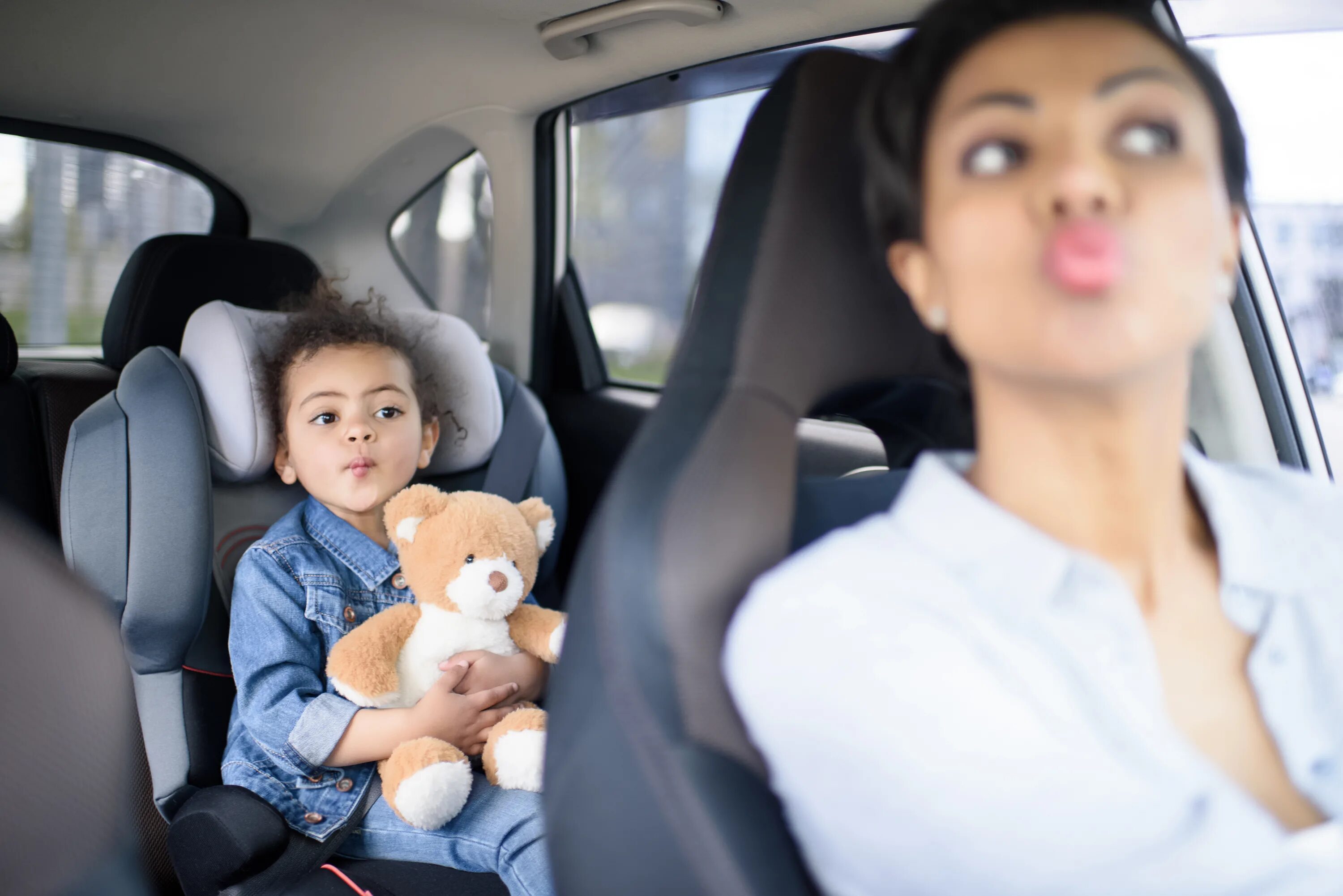 Женщина за рулем с ребенком. Автомобиль мама дети. Мама с ребенком в машине. Малыш с мамой в машине.