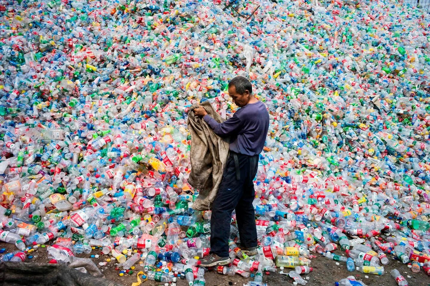 Переработка полиэтиленовых пакетов. Пластиковые свалки. Мусорные отходы в Китае. Загрязнение пластиковыми бутылками.
