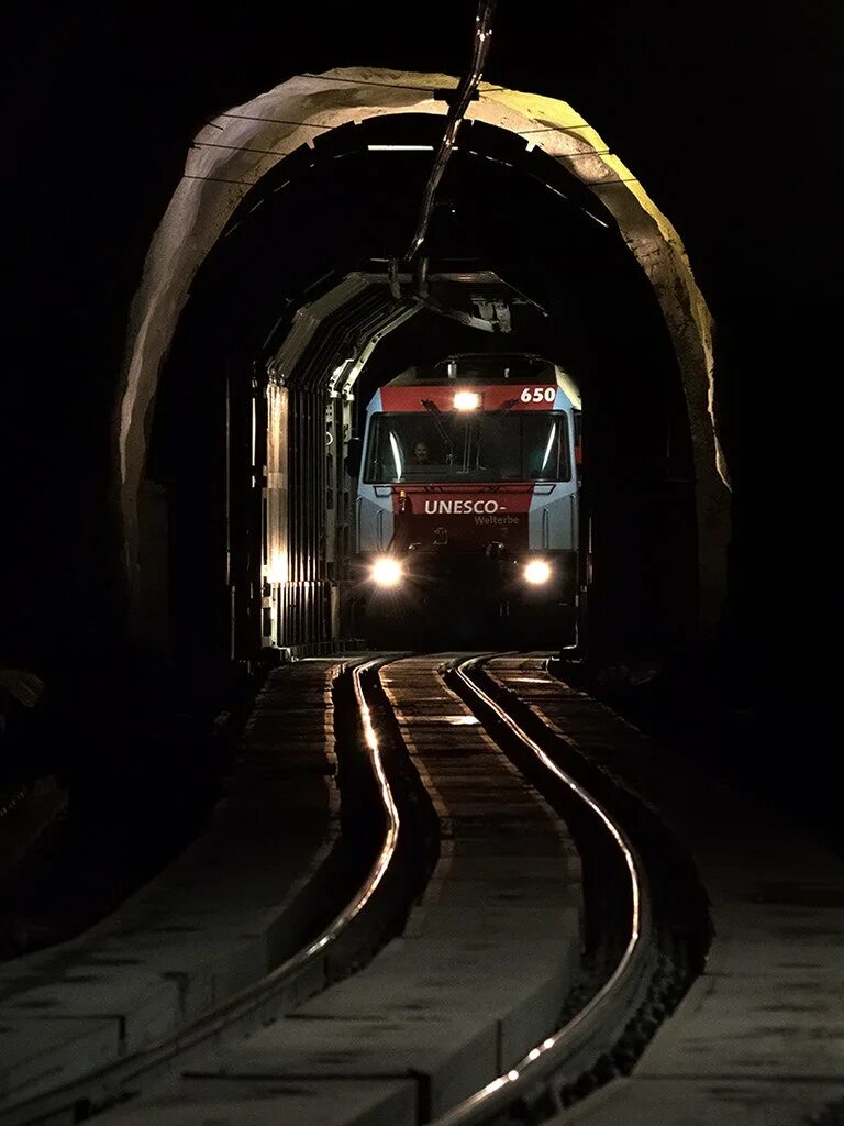 Перед входом в тоннель пассажирского поезда. Томусинский Железнодорожный тоннель. Поезд в тоннеле. Поезд из тоннеля. Электричка в тоннеле.
