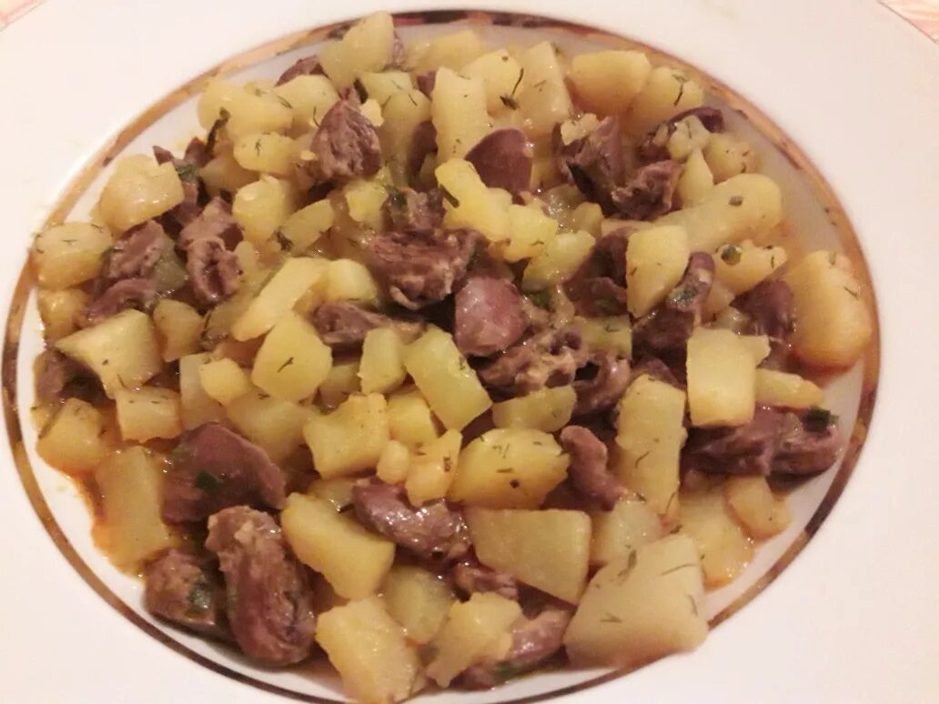 Куриные сердечки с картофелем. Куриные сердечки с картошкой. тушеная картошка с сердечками куриными. сердечки с картошкой в казане. картофель тушеный с сердечками.