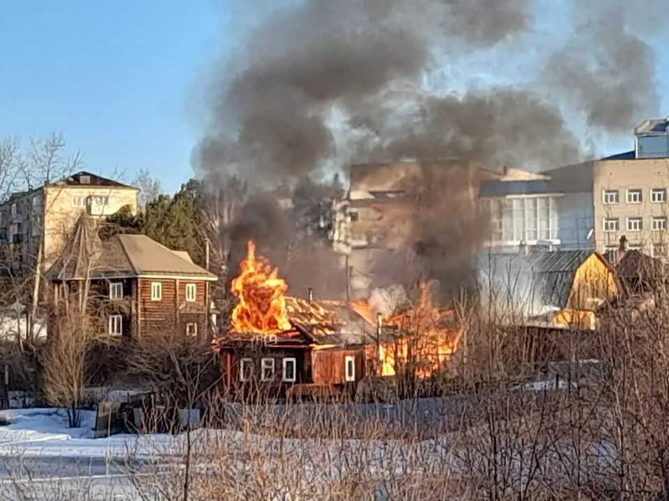 Город Лысьва Пермский край. ЧП Лысьва. Дом горит. Страшный пожар. Лысьва сегодня в контакте