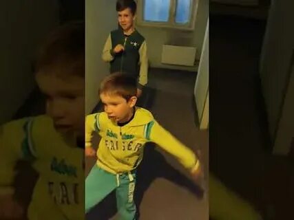 Тащит тащит мальчик открытку