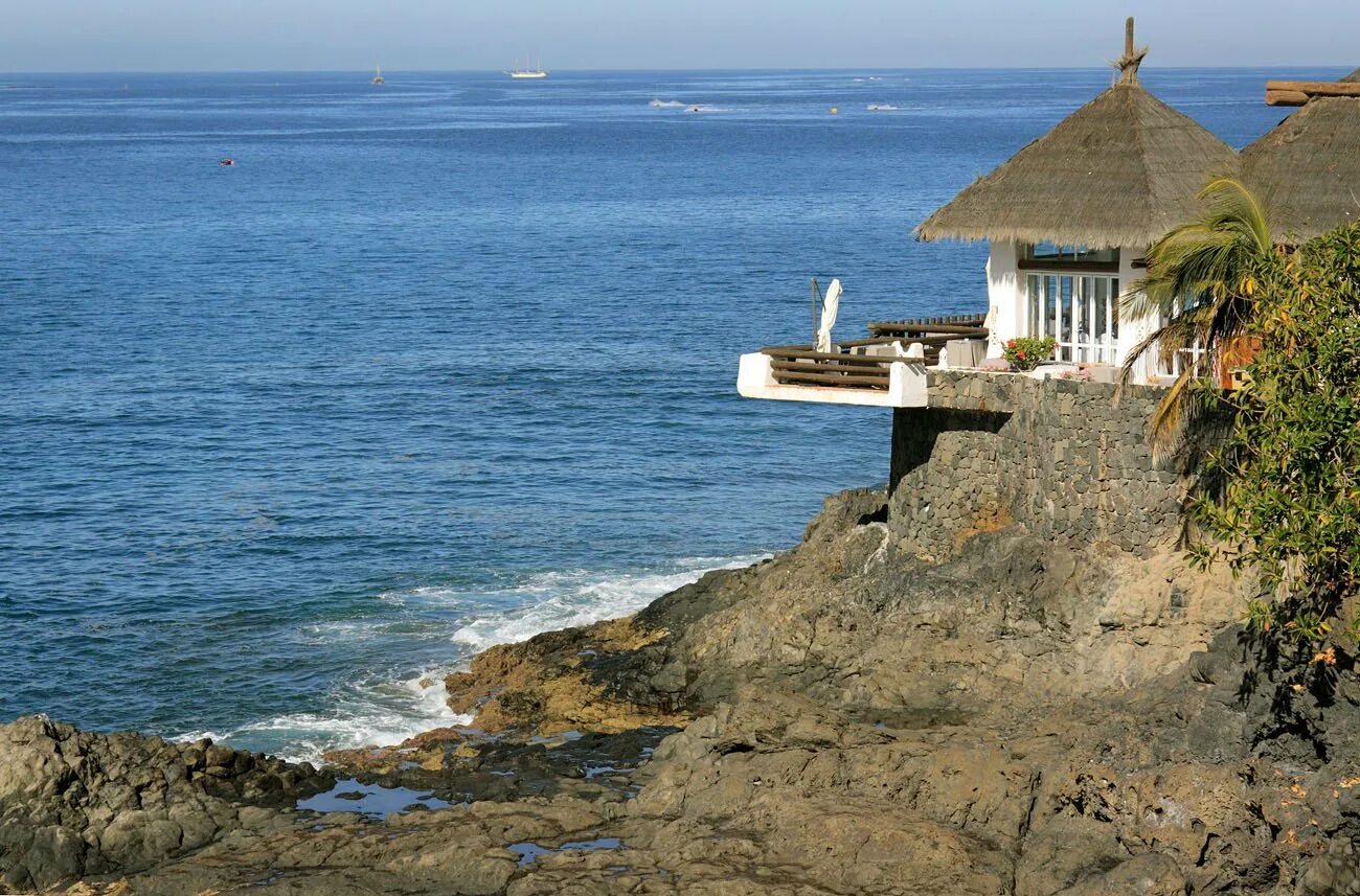 Дом у моря португалия. Русские поселки на берегу моря. Монтерей калифорния дома на побережье. Моредома. Домашнее море.