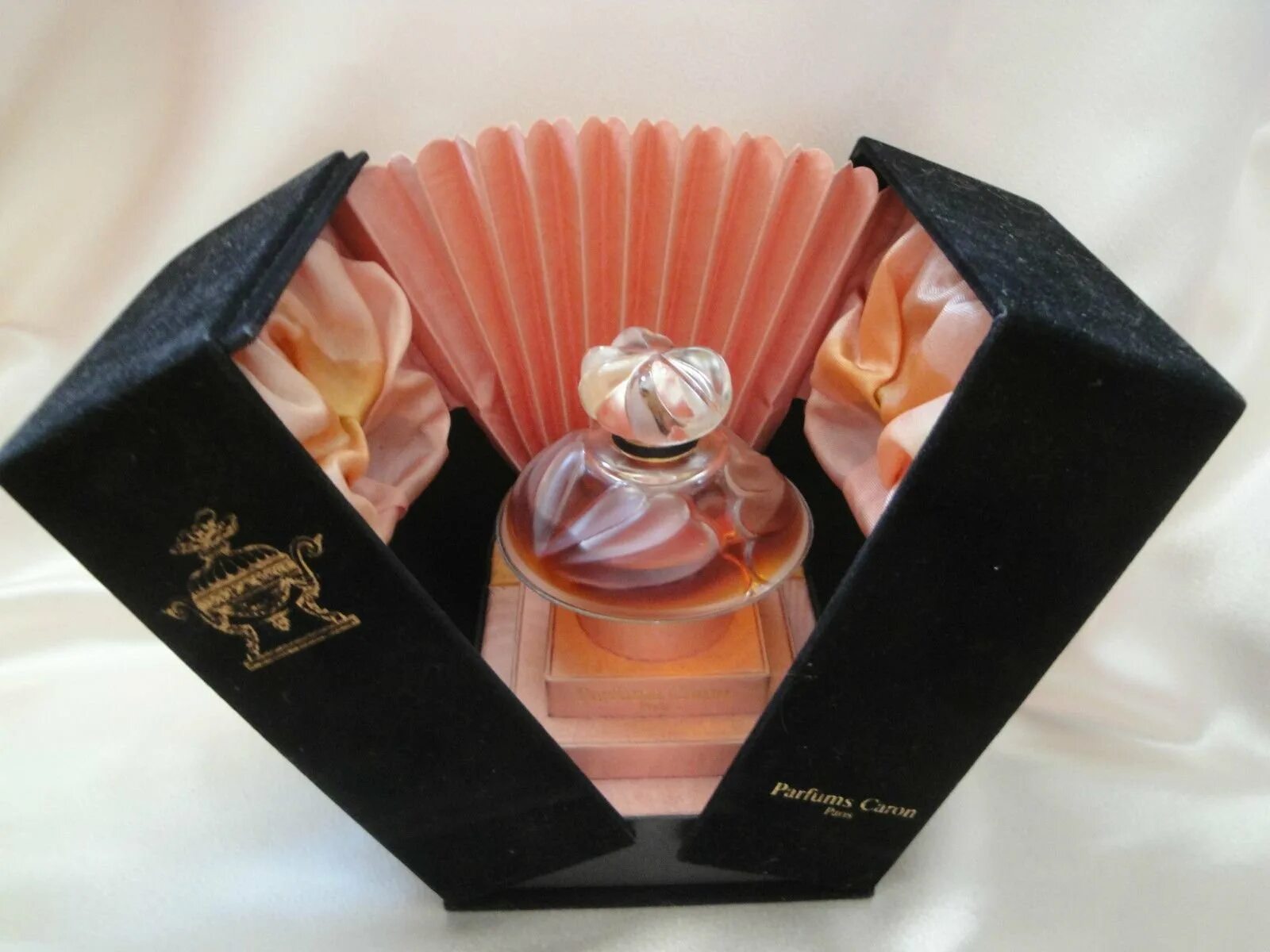 Упаковка парфюма. Lalique Perfume Bottles. Духи Лалик бабочка. Парфюм Рене Лалика. Lalique духи 2018.