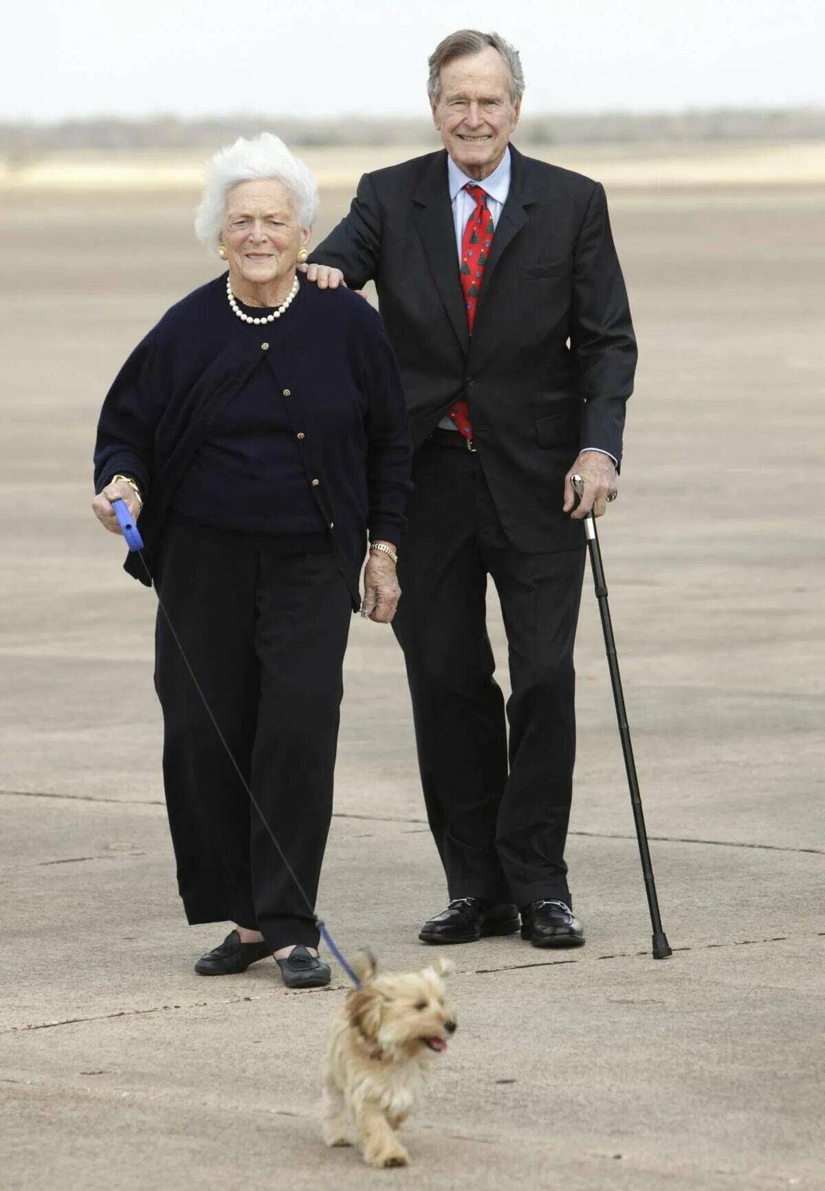 Жена буша старшего. Королева и Буш старший. Барбара Ельцин. Жена Буша старшего в молодости фото.