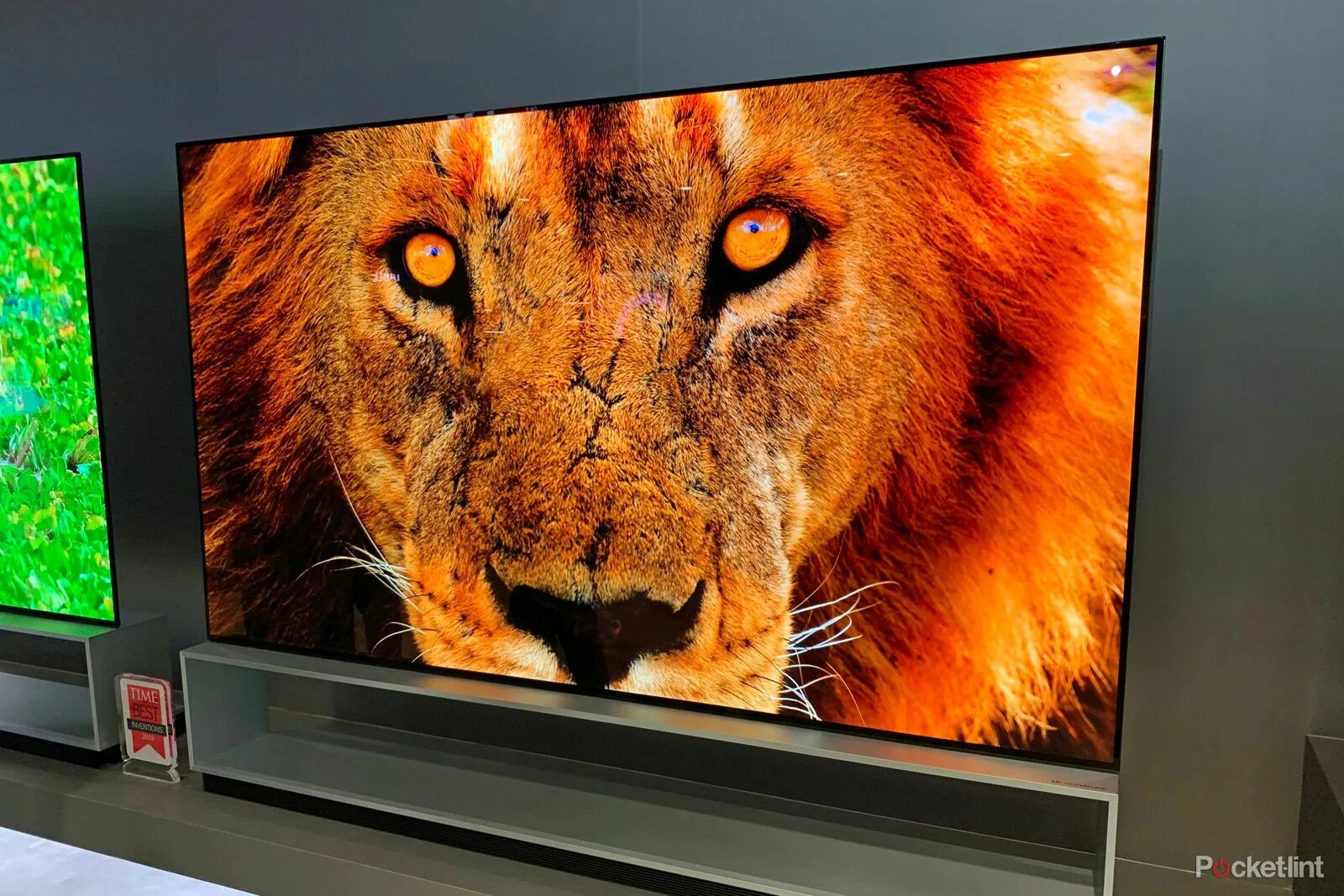 Телевизор lg 8. LG OLED 8k. Телевизор LG 8k OLED. LG Signature 88 8k OLED телевизор. Телевизор LG oled55c2rla.