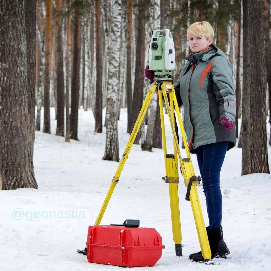 Оптический тахеометр Condtrol геодезия 2000. Геодезист с тахеометром. Геодезия девушки. Девушка геодезист.