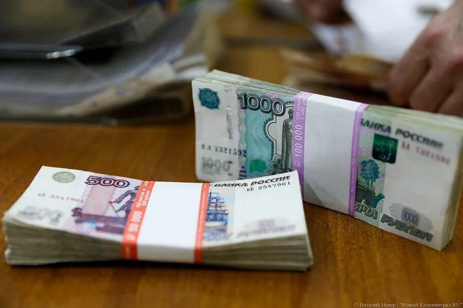 Наличные рубли. Зарплата 100 тысяч рублей. Полмиллиона рублей. 1 миллион рублей. 500 тысяч от государства.