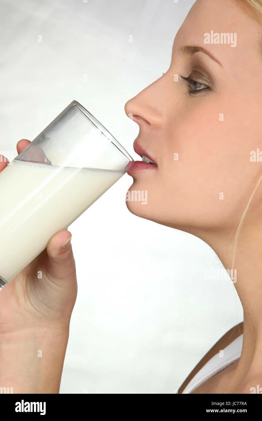 Тыоиожнисьые выделения. Девушка пьёт своё молоко. Белые творожные выделения. Прозрачная тягучая слизь. Пить выделения девушки.