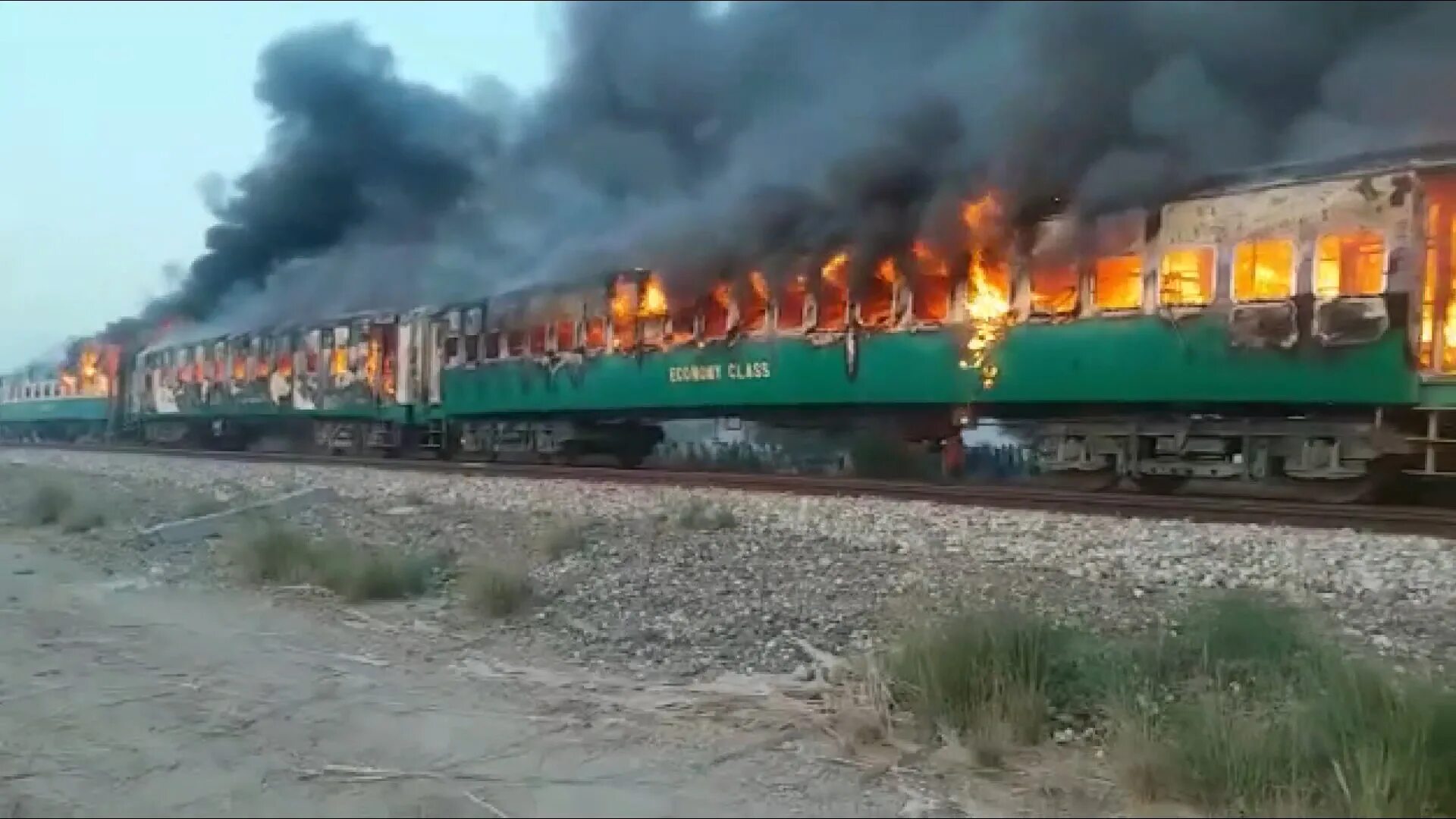 Пожар в вагоне пассажирского. Горящий поезд.