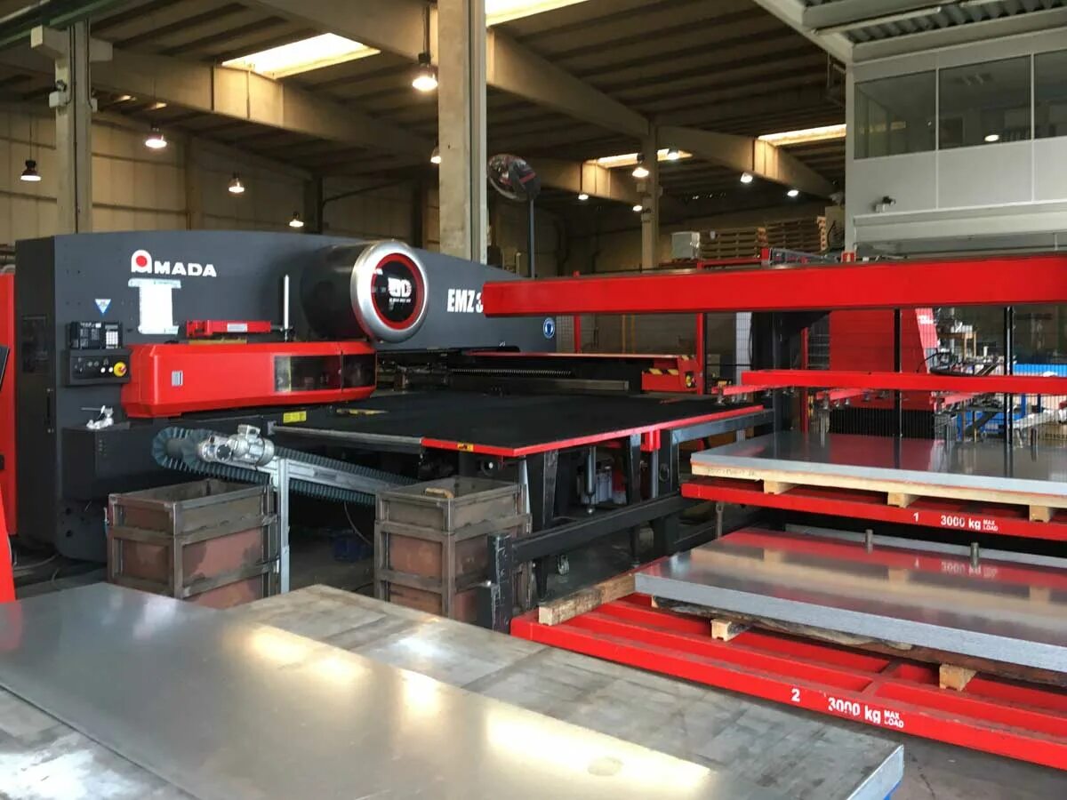Punching machine. Amada emz 3610 nt. штамповочная машина amada europa 245. lb 300 амада. амада milling machine.