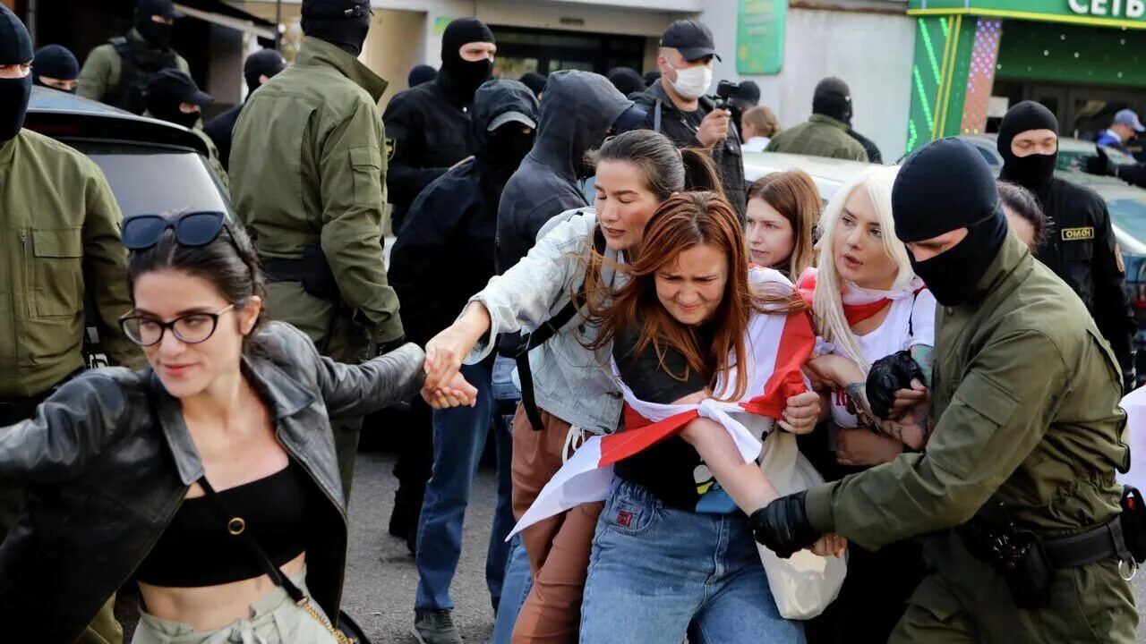 Протесты жен. Беларусь 2025 протесты омон. протесты женщин. митинг женщин в белоруссии. женские протесты в беларуси.