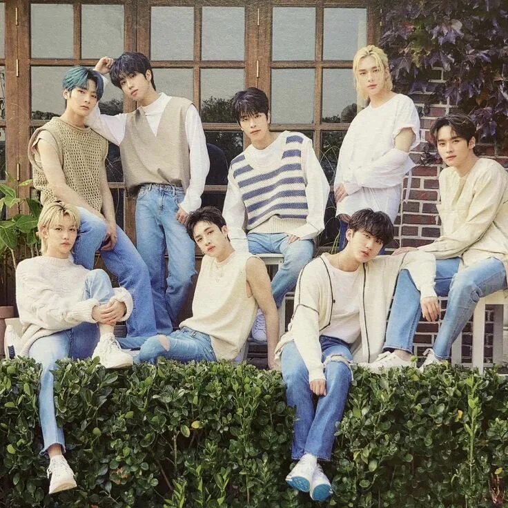Stray kids greeting. Stray kids 2023 album. Группа stray kids 2022. Stray kids greeting. Группа stray kids 2022 хёнджин.