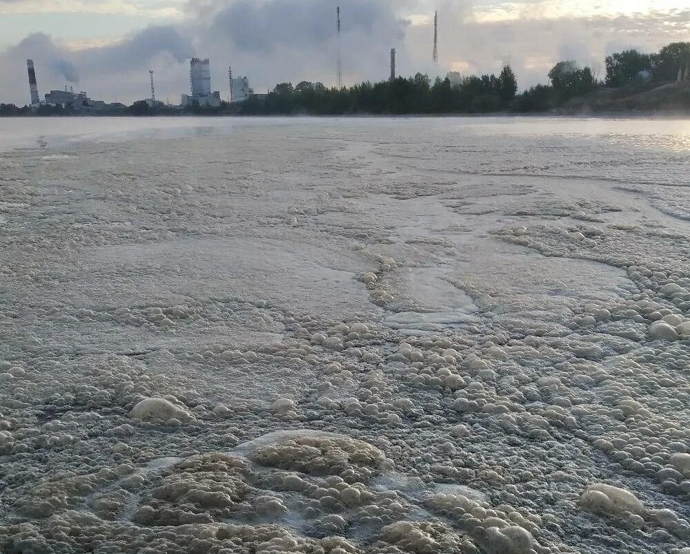 Вода в каме сегодня. Река Кама Березники. Загрязнение реки Кама в Перми. Река Кама у города Березники. Река Кама грязная.