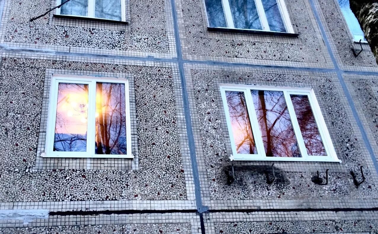 Панельное окно. Мозаика на панельных домах. Окно хрущевка. Окна панельных домов. Окно в многоэтажке.