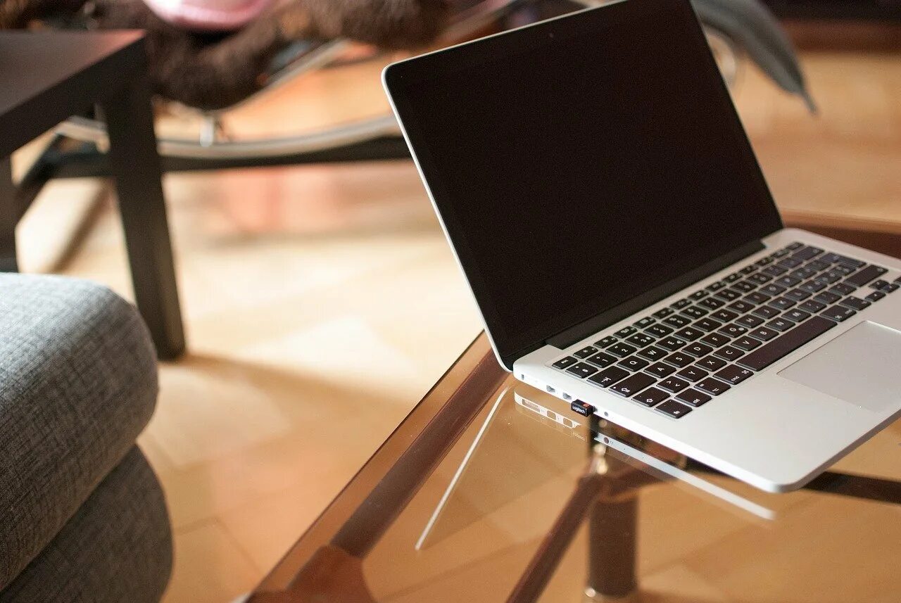 Dell xps 13 image. Ноутбуки 2020 года. Dell xps 13. The best laptop. Ноут на столе.