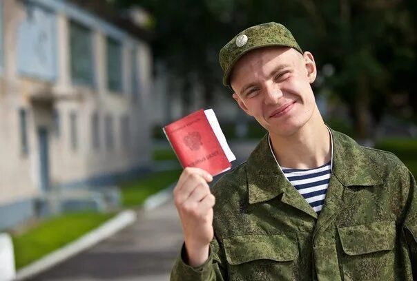 Военный улыбается. Солдат улыбается. Солдаты в армии. Военнослужащий. Уволиться из вс рф