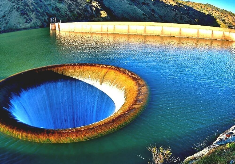 Искусственные озера водохранилища. Вольта (гана. Озерна водохранилище. Маратон озеро. Большое искусственное озеро.