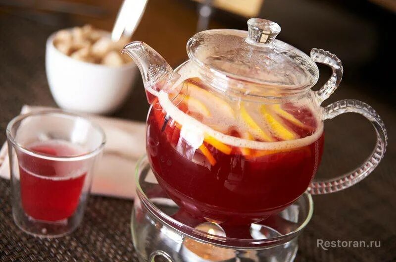 Зимний ягодный чай каркаде. Фруктовый чай. Чай в чайнике. Фруктово-ягодный чай.