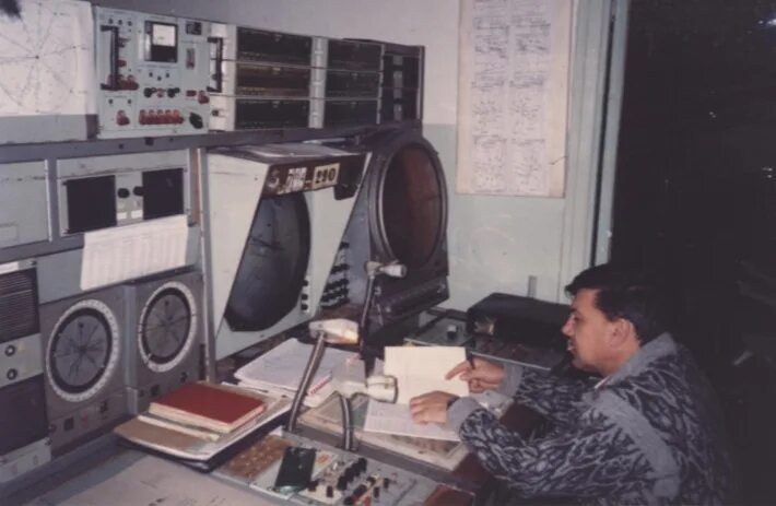 Диспетчер аэропорта. Алексей марковников год змеи. Диспетчера группа. Диспетчера группа. Диспетчер информатор в аэропорту.