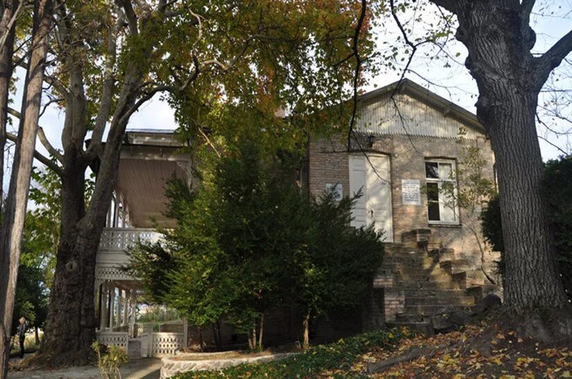 Бурлаки на волге памятник самара обои. Музей чавчавадзе в цинандали. Дом музей ильи. Музей репина в ширяево внутри. Дом музей ильи.