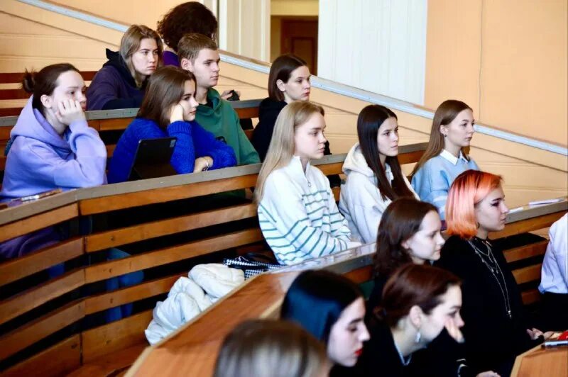 группа студентов. вгспу институт внутри. рггу факультет рекламы. факультет рекламы и связи с общественностью. факультет связь с общественностью рггу.