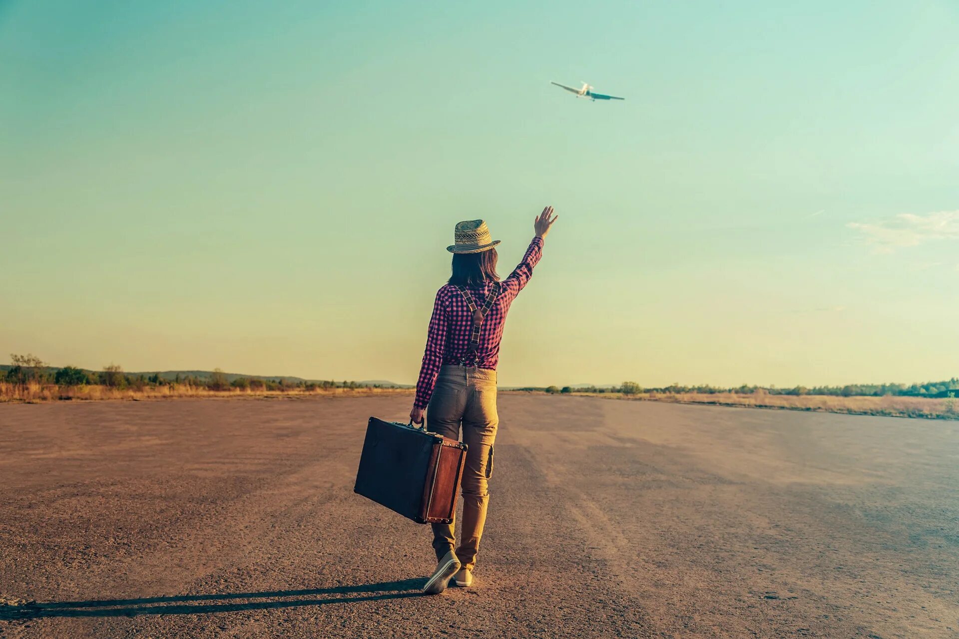 Человек с чемоданом. Девушка с чемоданом. Уезжать проиграть. Мужчина с чемоданом. Чемодан в аэропорту.