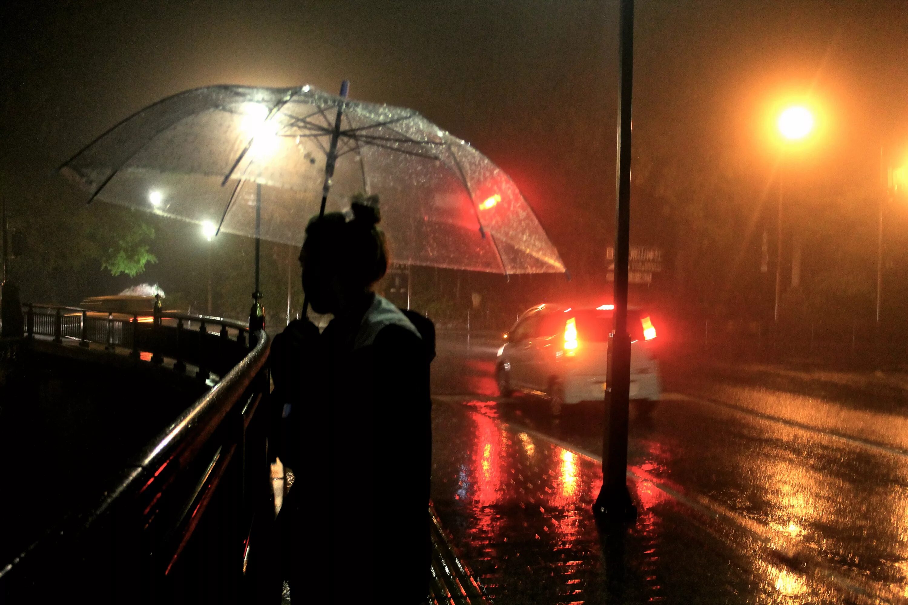 Дождь ночью. Человек под зонтом. Город ночью под дождем. "Дождливый вечер".