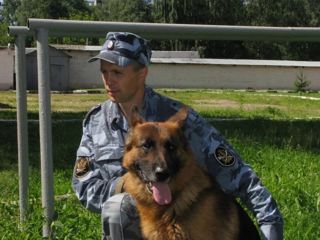 Московских кинолог. Кинолог на вокзале. Известные кинологи Москвы. Знаменитые кинологи России. Кинологи Украины.