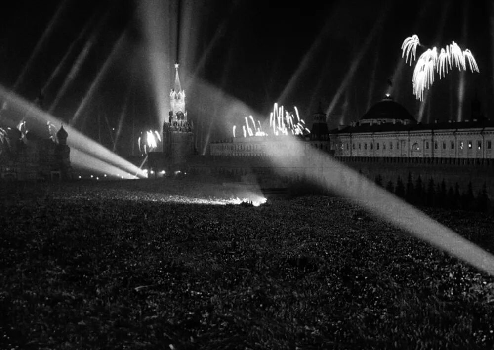 Погода 9 мая 1945 года. Салют победы в москве 1945. салют победы красная площадь 1945г. салют победы 1945 года на красной площади в москве. парад победы салют москва 1945 года.