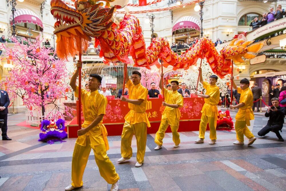 Celebrating chinese new year. Китайский новый год (chinese new year). новый год в китае. китайский праздник весны. праздники в китае.