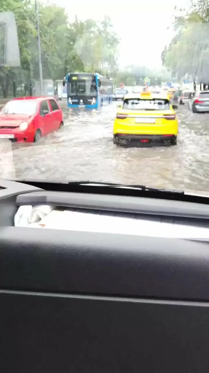 Москва поплыла. Сильный ливень. Москва поплыла. Москву затопило. Потоп в москве.