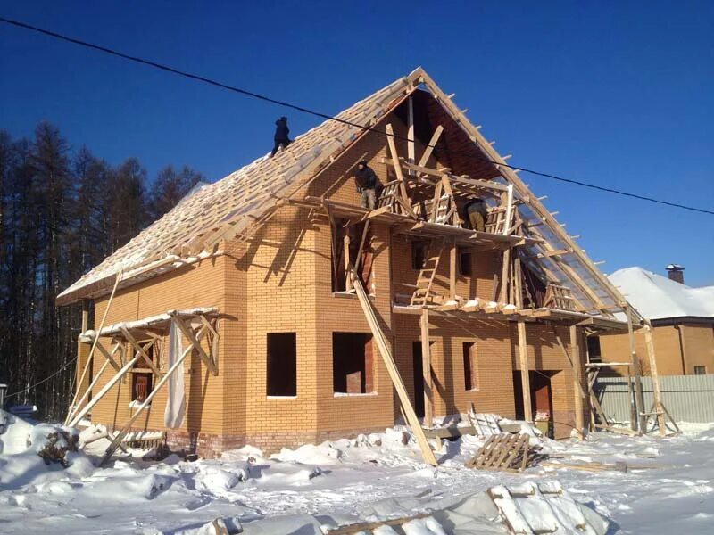 утеплители для наружных стен. стройка коттеджа зимой. мокрый фасад. штукатурка здания. наружные работы зимой.