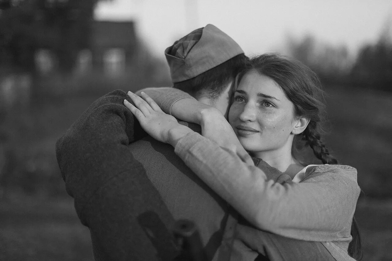 Провожает старый. Влюбленные на войне. девушка провожает на войну. девушка провожает солдата.