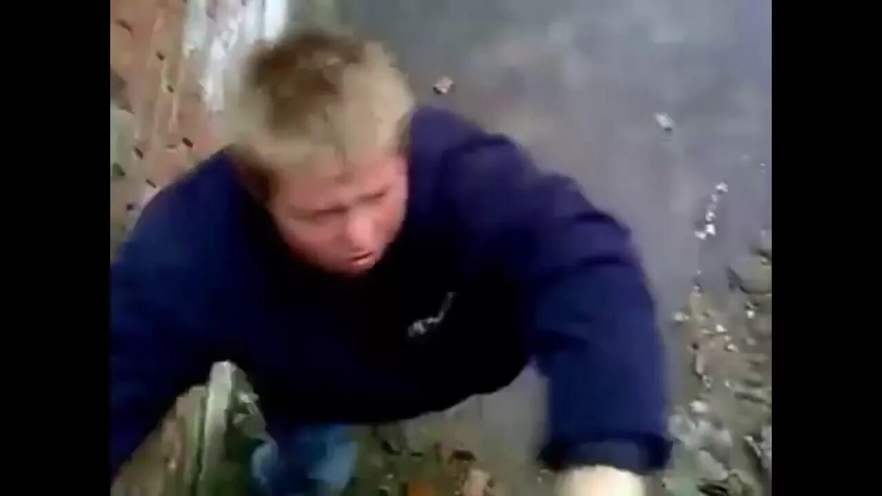 Денчик. Дэнчик мем. Денчик слазит. Денчик слазит. Денчик.