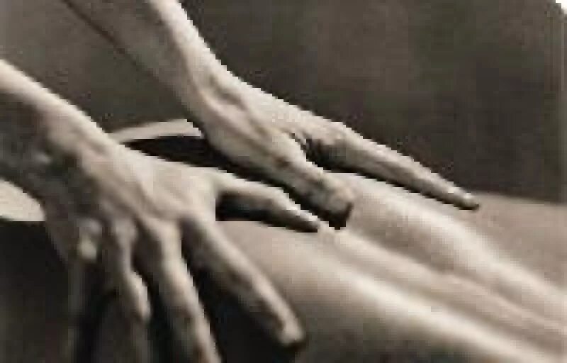 Парень гладит по спине. Гладит спину. пальцами по спине. поглаживание по спине. пальцами по спине мужчины.