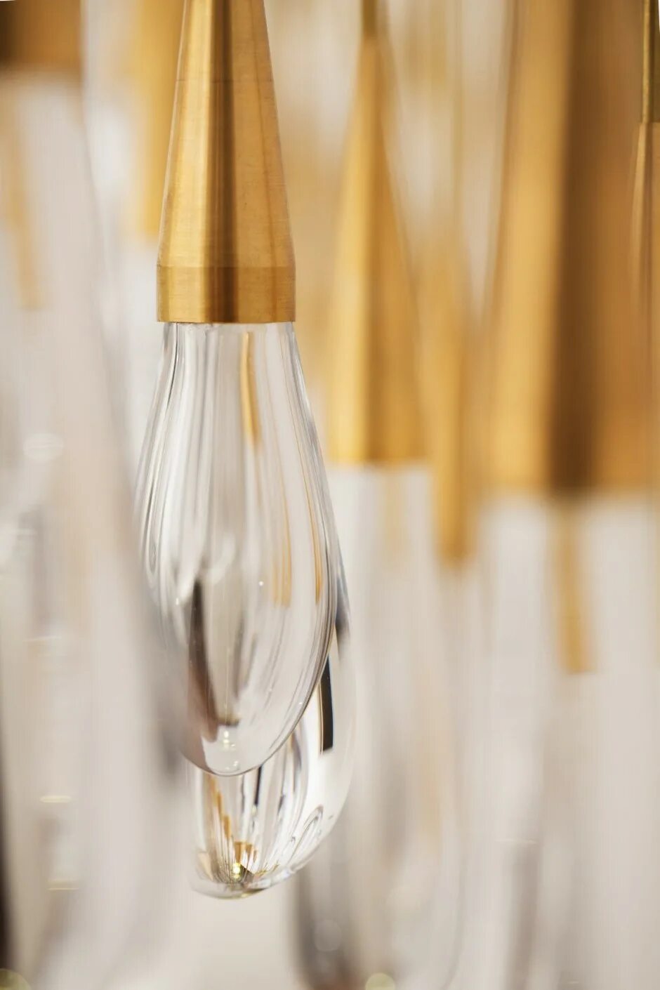 Pouring light. Pour lights by design haus liberty. подвесной светильник pour lights by design haus liberty. люстра design haus liberty. светильник капля pour lights design haus liberty.